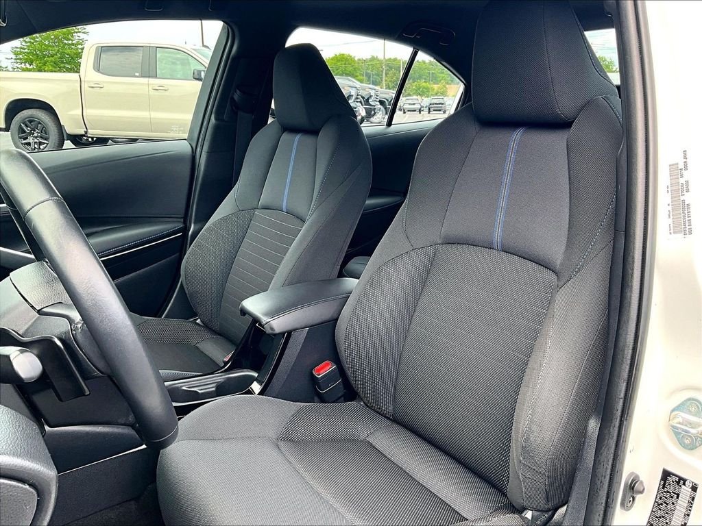 Used 2020 White Toyota SE image 10