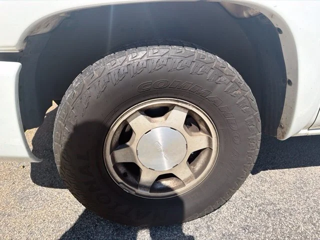 Used 2004 White GMC SLE image 4