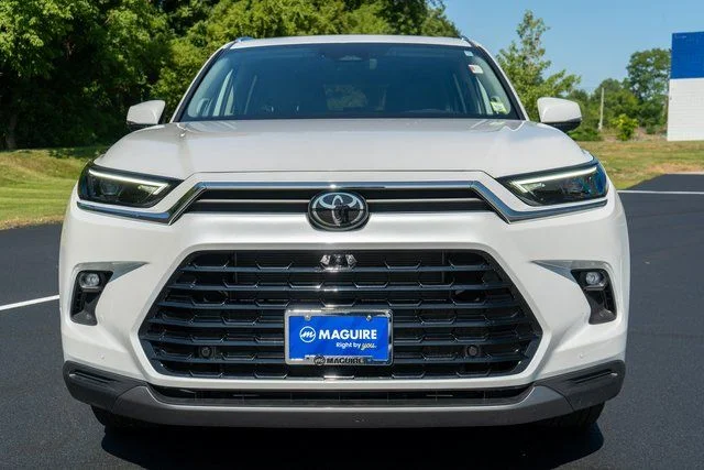 Used 2025 White Toyota  image 5