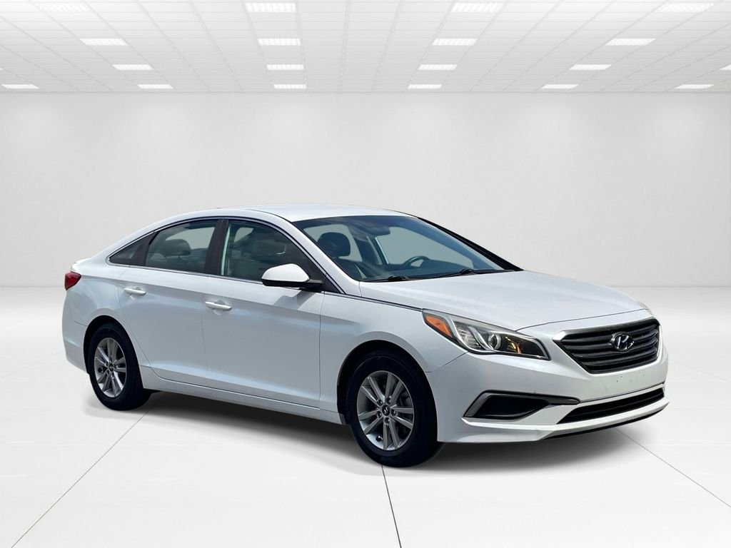 Used 2017 White Hyundai Base image 1