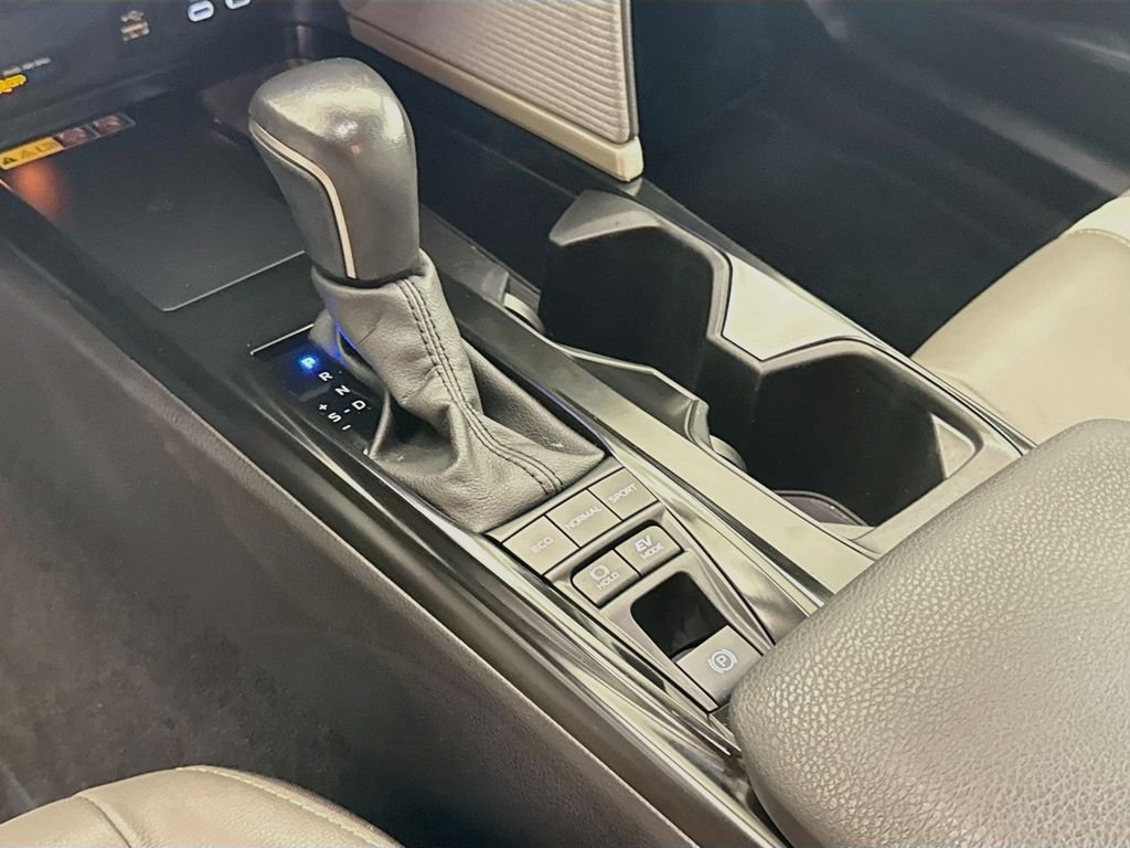Used 2025 Ice Cap Toyota SE image 17