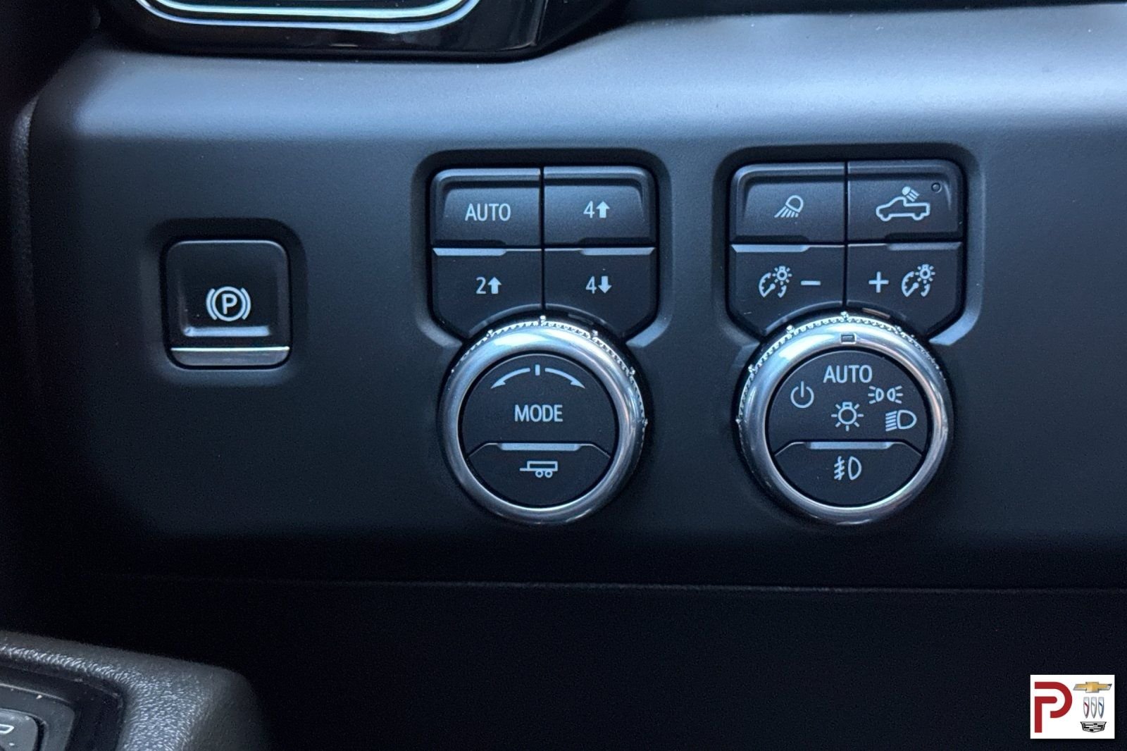 Used 2024 White GMC AT4 image 30