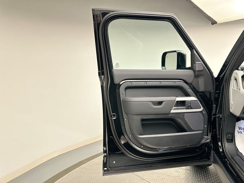 Used 2024 Santorini Black Metallic Land Rover S image 6