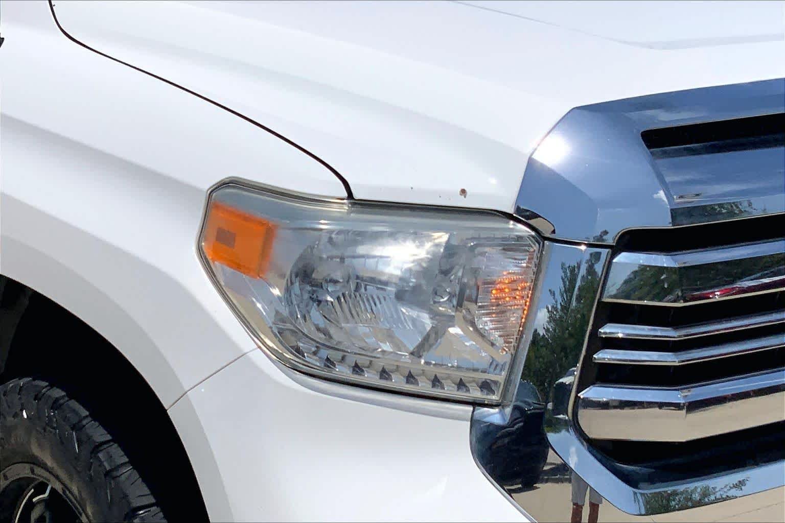 Used 2017 Super White Toyota SR5 image 27