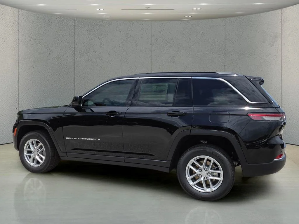 New 2026 Diamond Black Crystal Pearl-Coat Exterior Paint Jeep Laredo image 7