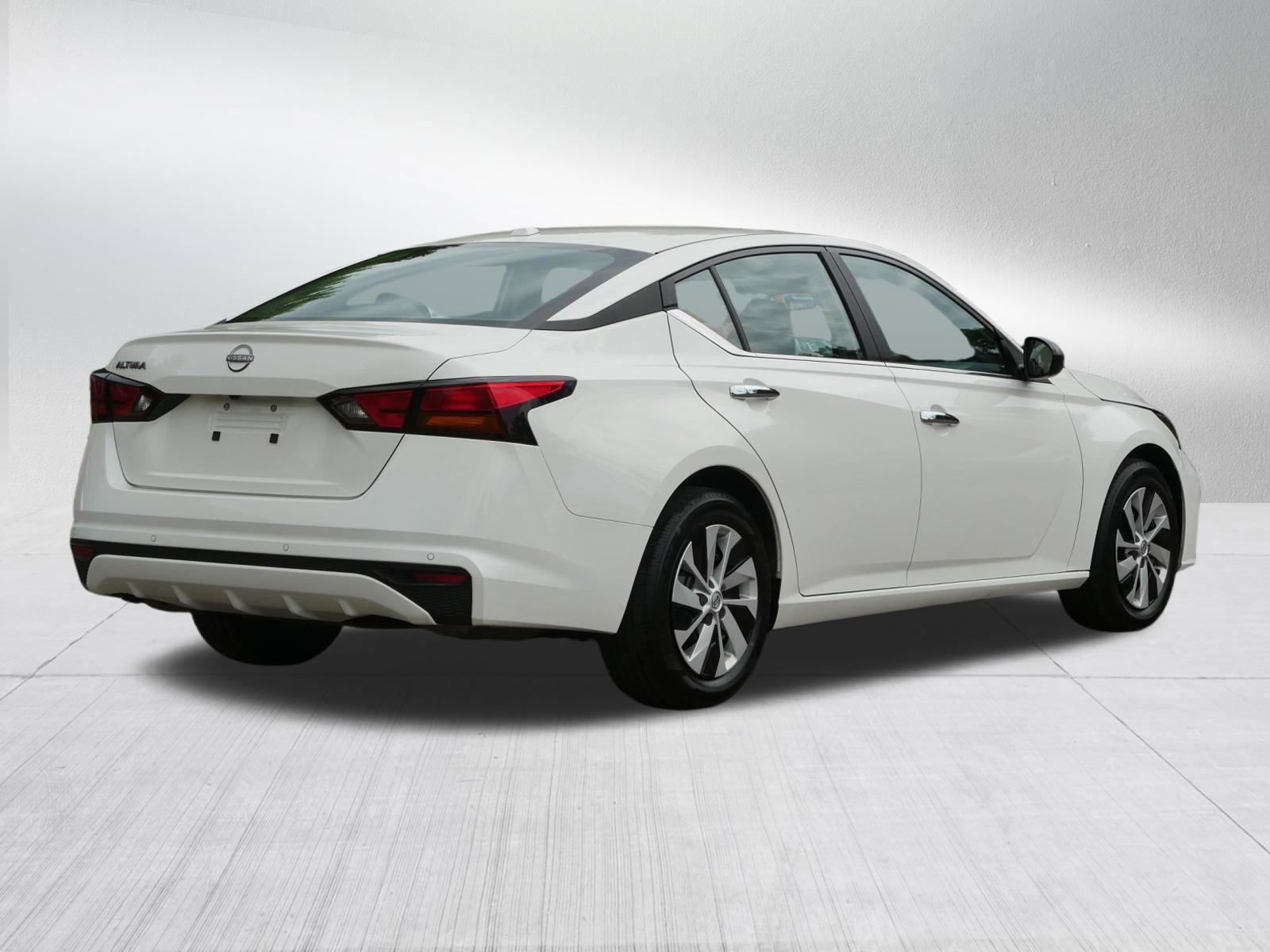 Certified Used 2025 Glacier White Nissan S image 7