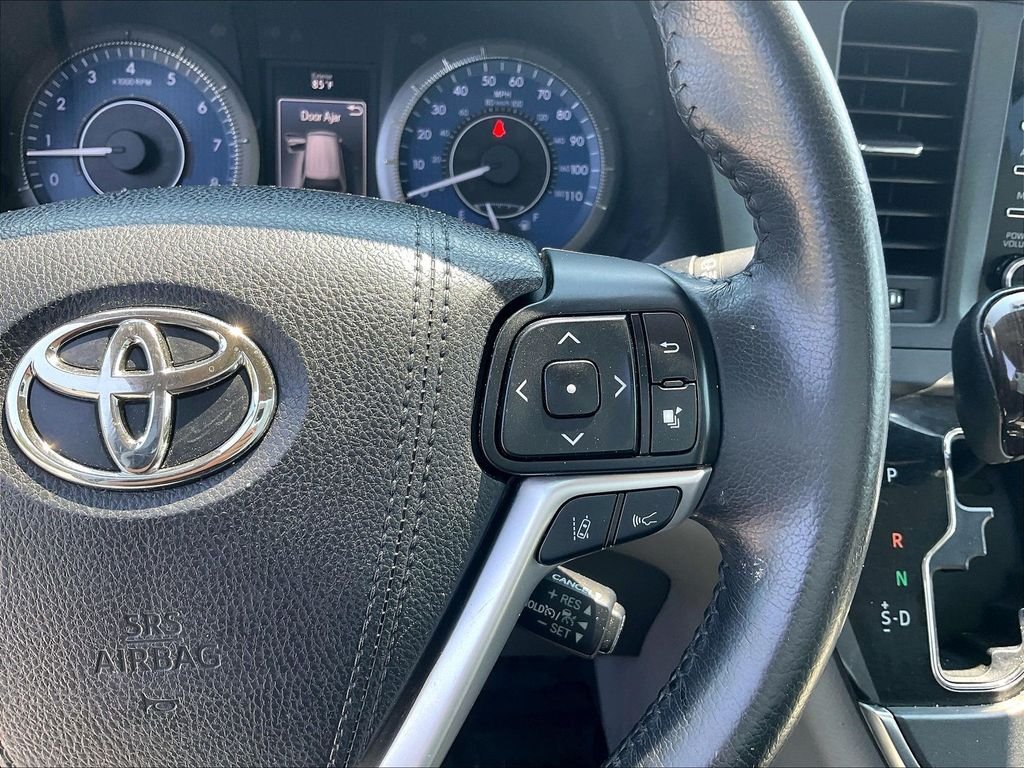 Used 2018 Beige Toyota XLE Premium image 25