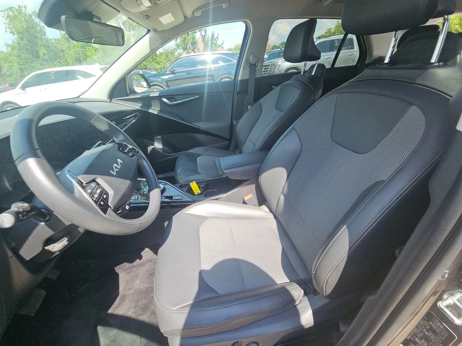 Used 2023 Gray Kia Wind image 3