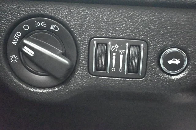 Used 2021 White Dodge SXT image 22
