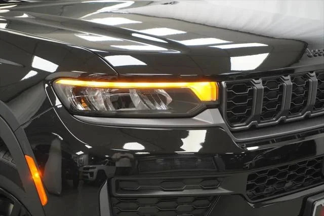 New 2026 Diamond Black Crystal Pearl-Coat Exterior Paint Jeep Laredo image 11