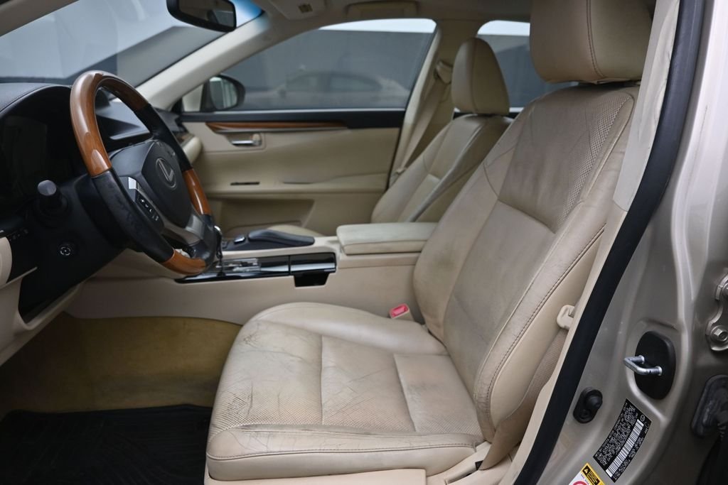 Used 2014 Beige Lexus 300h image 18