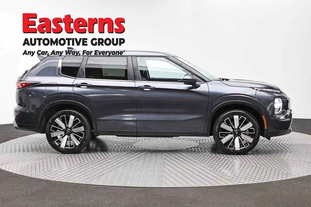 Used 2025 Gray Mitsubishi SE image 4