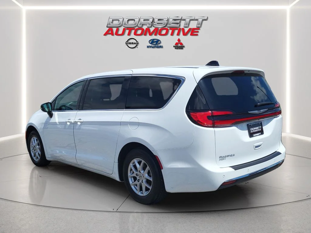 Used 2025 Bright White Clearcoat Chrysler Select image 8