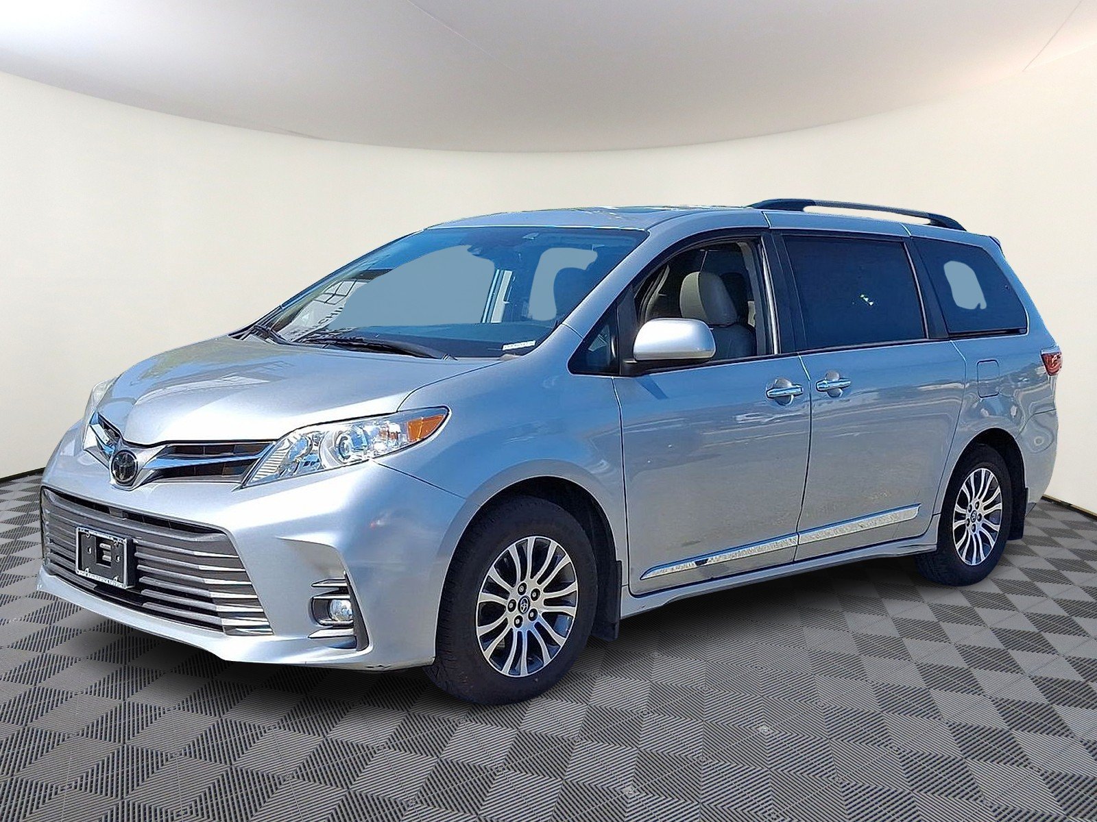 2019 Toyota Sienna XLE V6 8-Passenger's photo