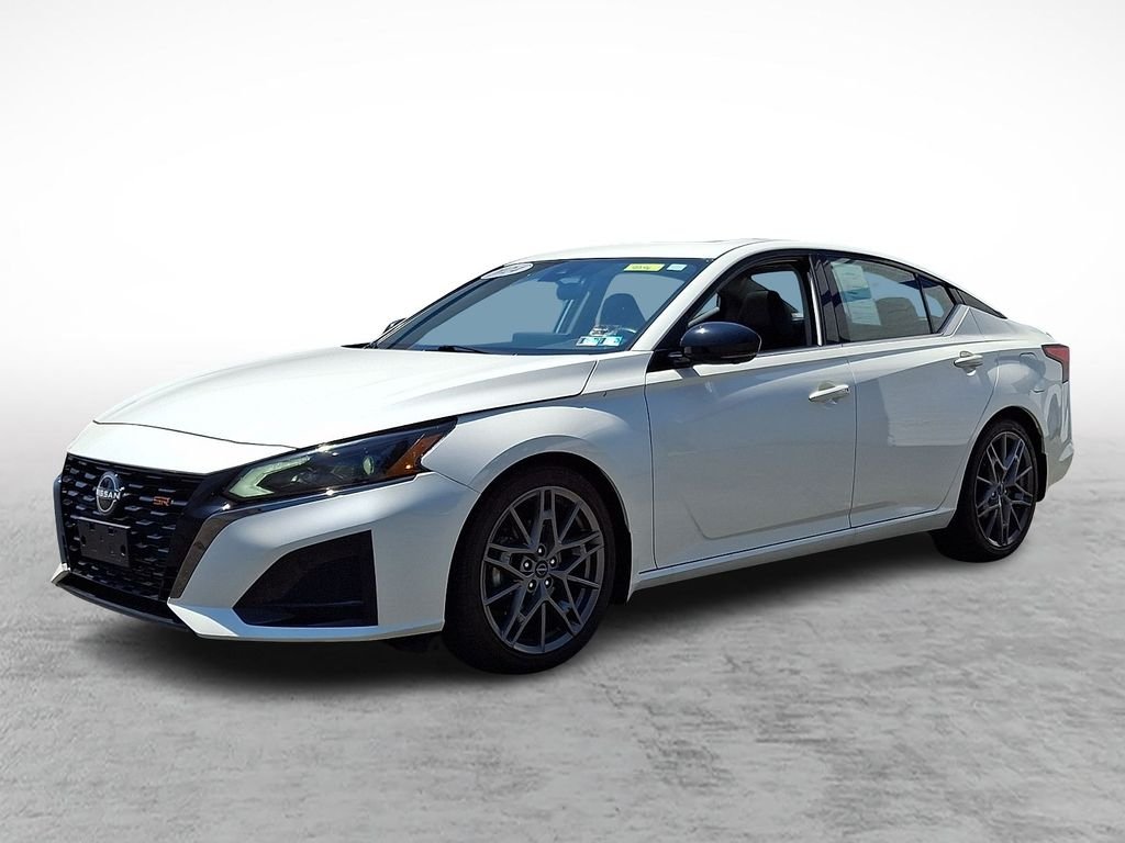 Used 2024 White Nissan 2.0 SR image 3