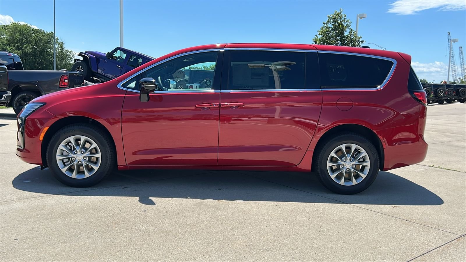 New 2027 Red Hot Pearl-Coat Exterior Paint Chrysler Select image 7
