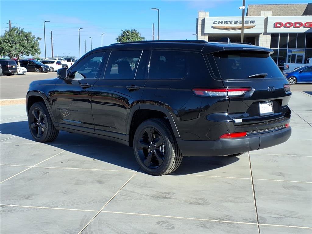 New 2025 Diamond Black Crystal Pearl-Coat Exterior Paint Jeep Altitude X image 4