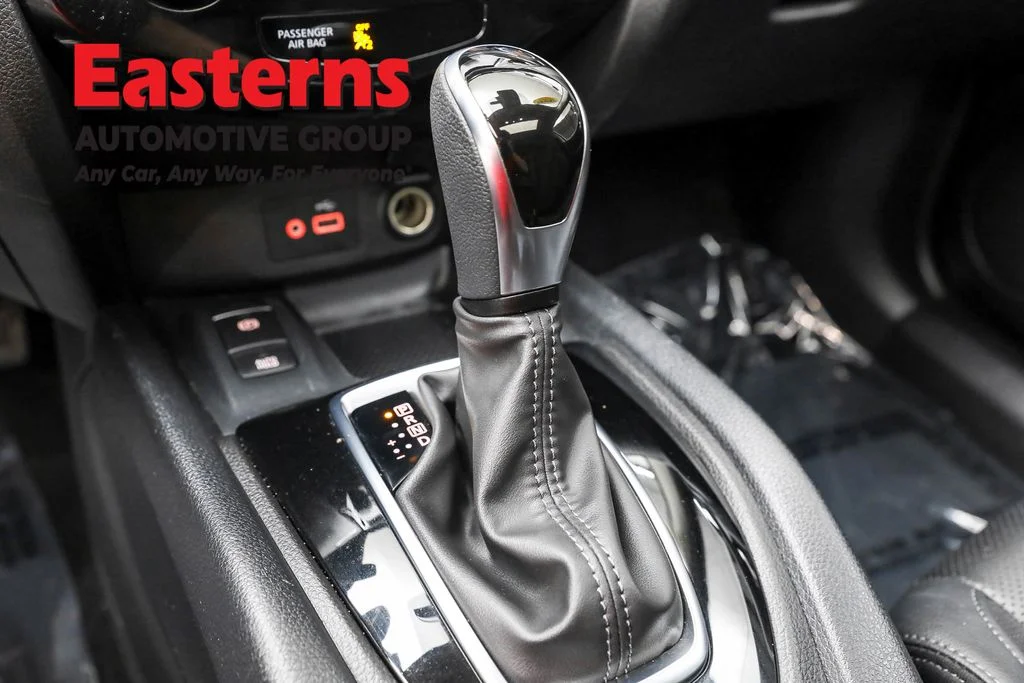 Used 2022 Silver Nissan SL image 13