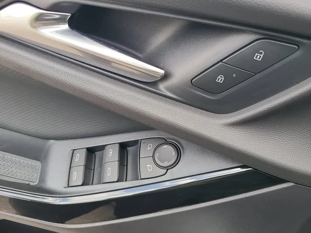 New 2027 Summit White Chevrolet LT image 18