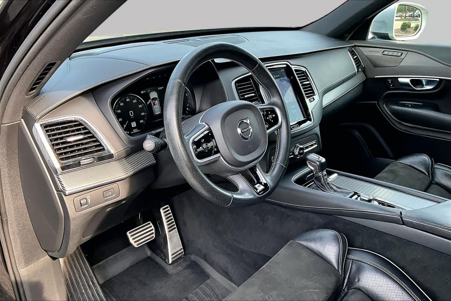 Used 2019 Onyx Black Metallic Volvo R-Design image 18