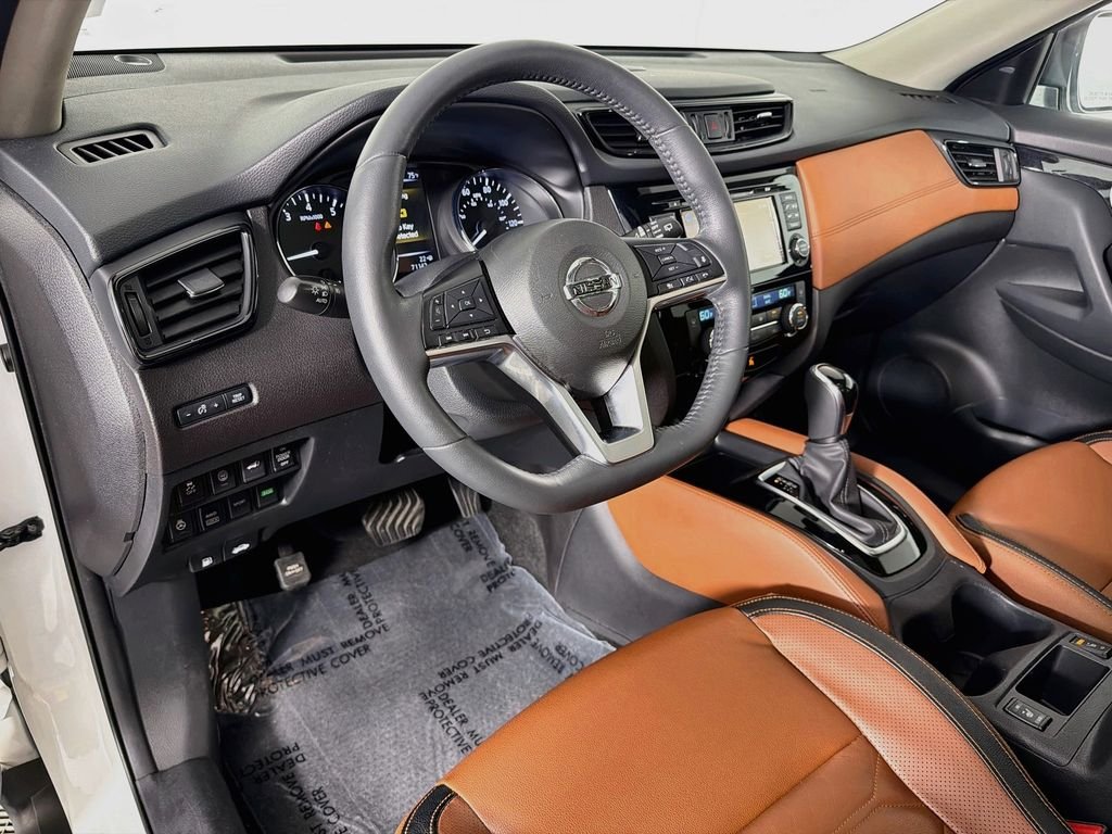 Used 2017 White Nissan SL image 9