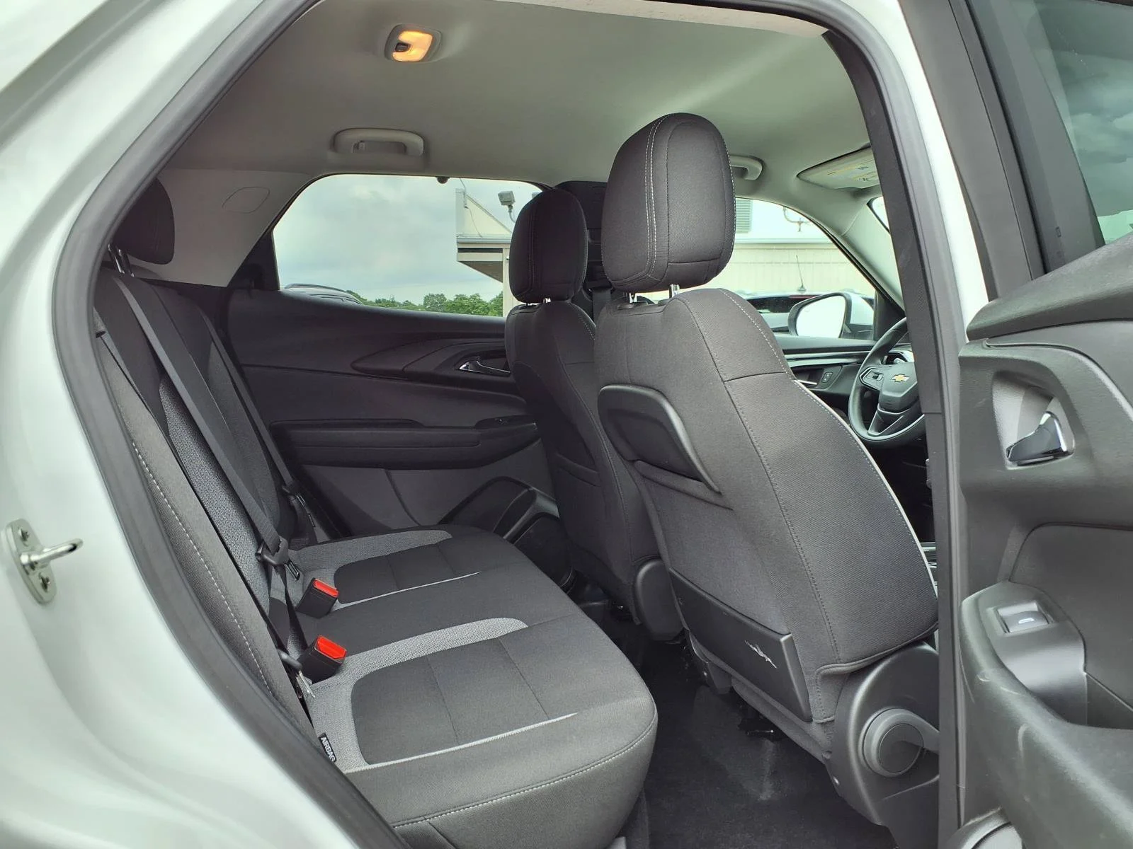 Used 2025 Summit White Chevrolet LT image 27