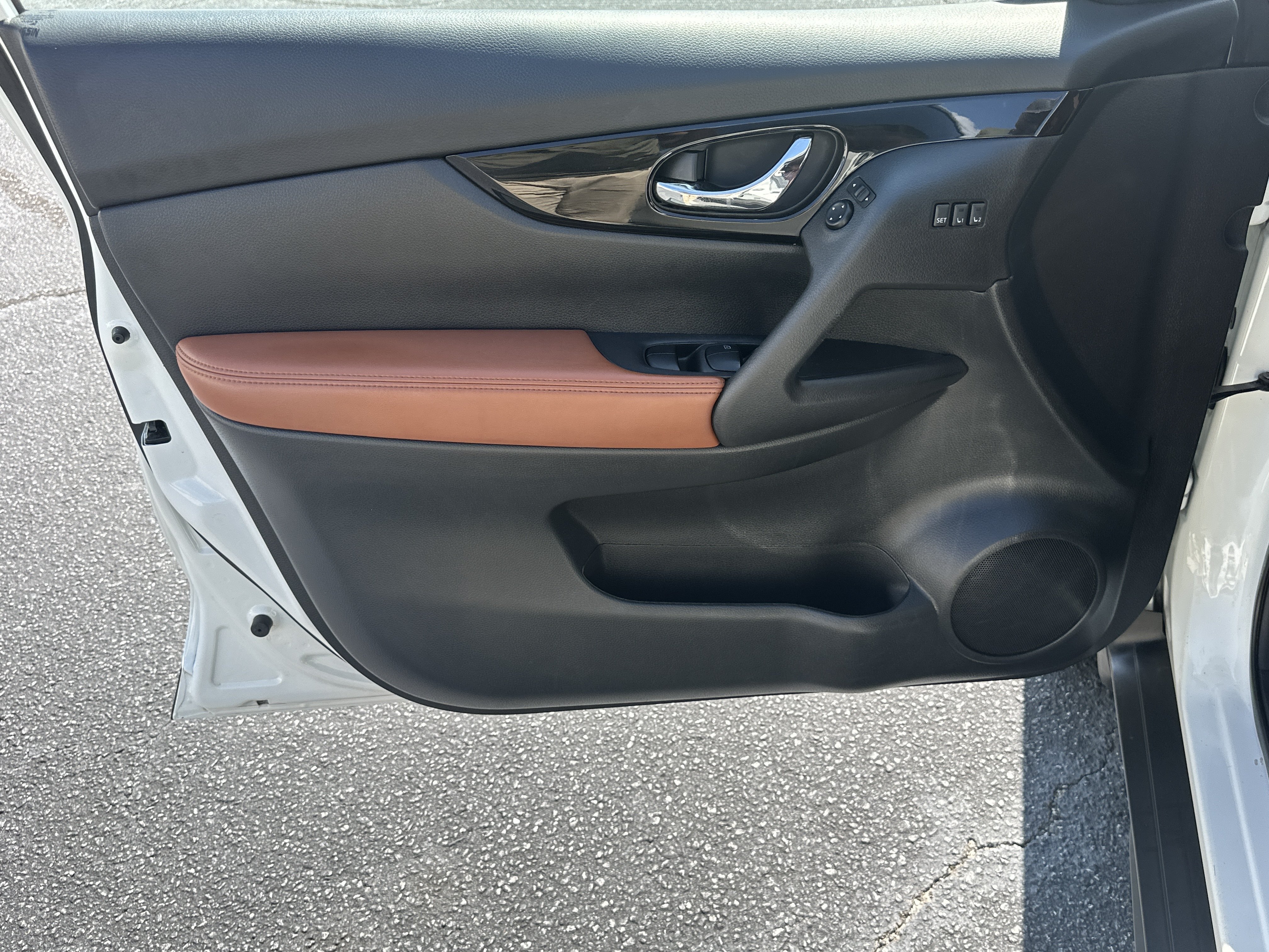 Used 2019 Pearl White Tricoat Nissan SL image 11
