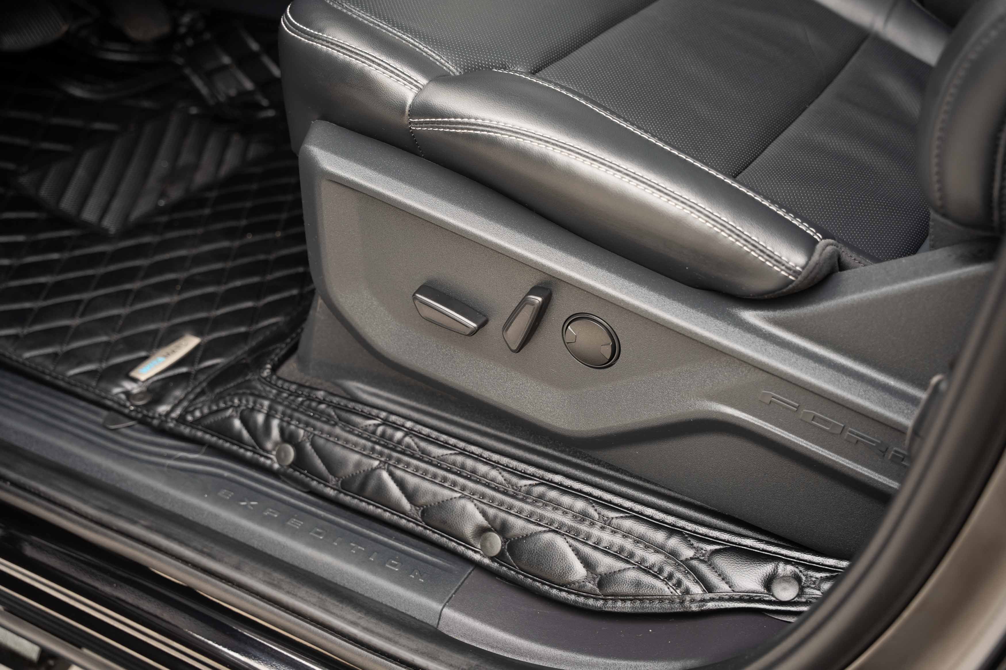 Used 2025 Agate Black Metallic Ford Platinum image 20