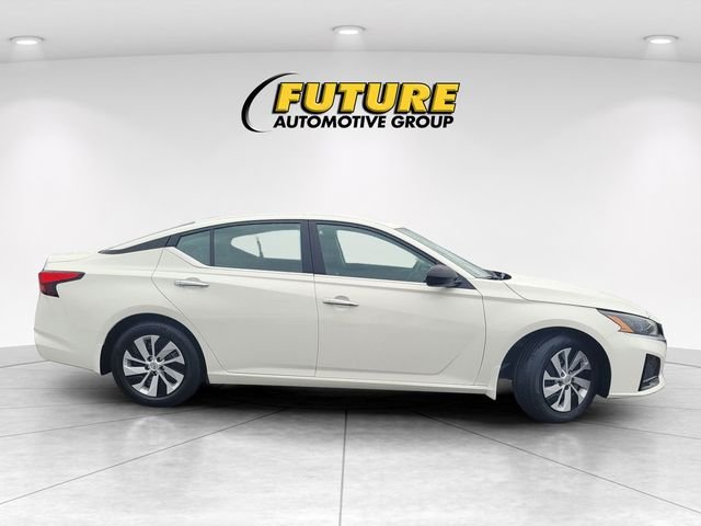 Used 2025 White Nissan 2.5 S image 3