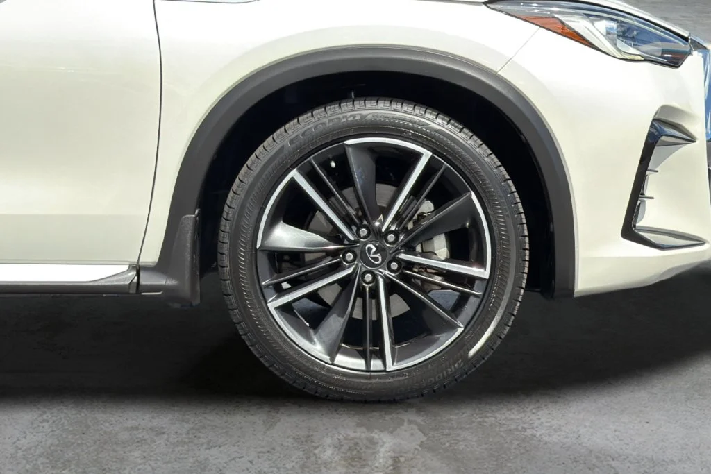 Used 2023 White INFINITI LUXE image 9