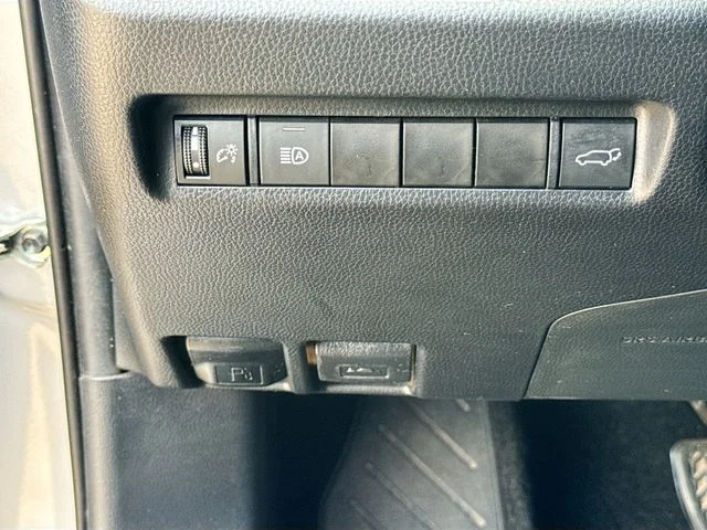 Used 2021 Silver Toyota XLE image 10
