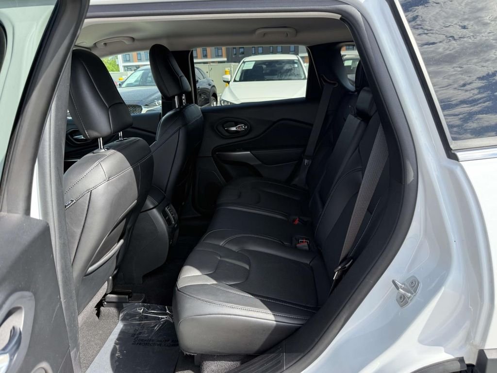 Used 2021 White Jeep Latitude Lux image 14