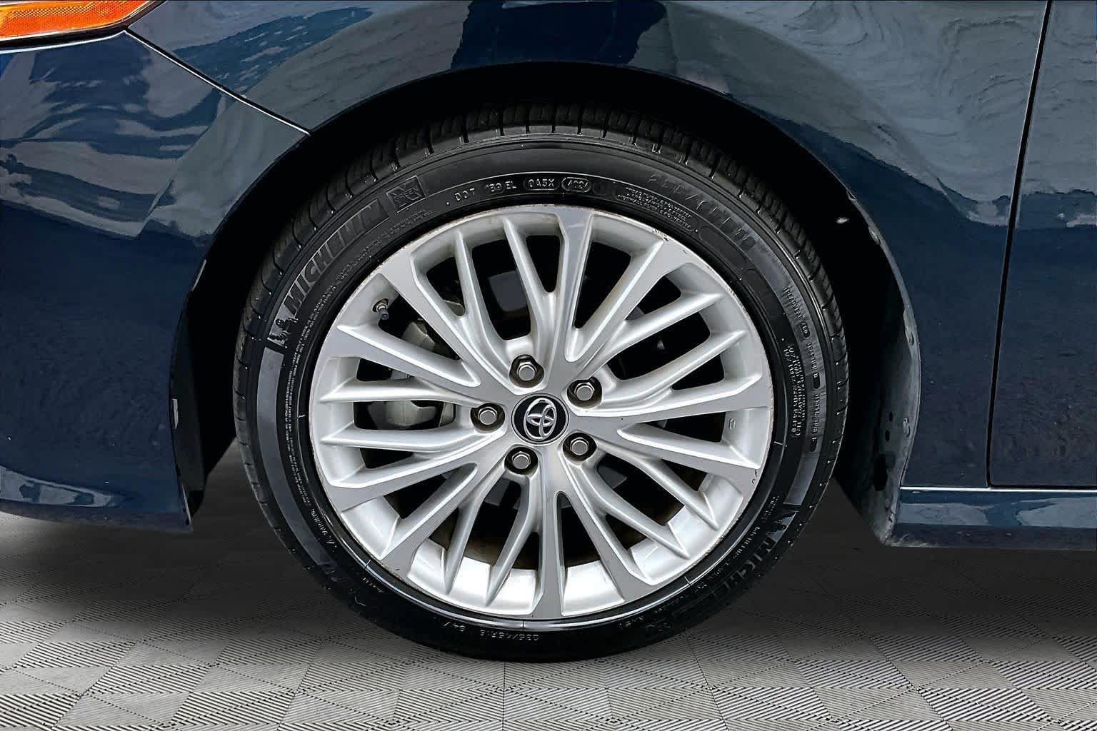 Used 2018 Galactic Aqua Mica Toyota Hybrid XLE image 11