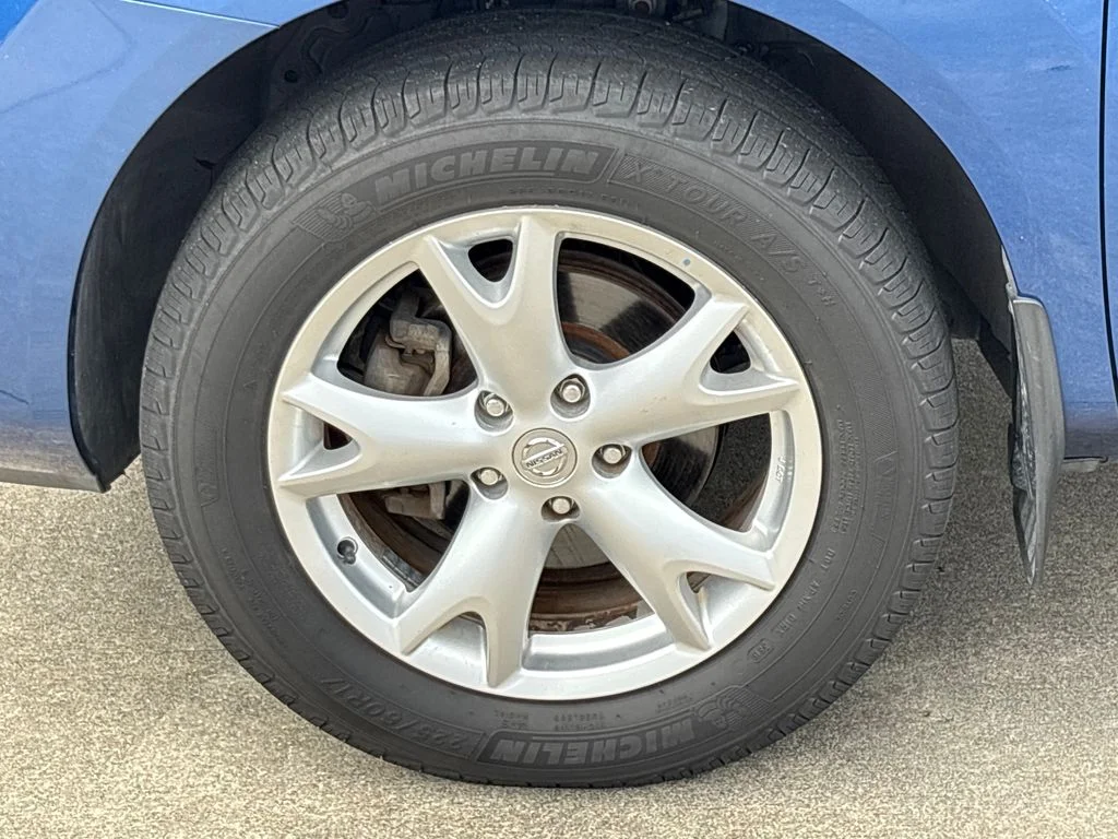 Used 2009 Blue Nissan SL image 18