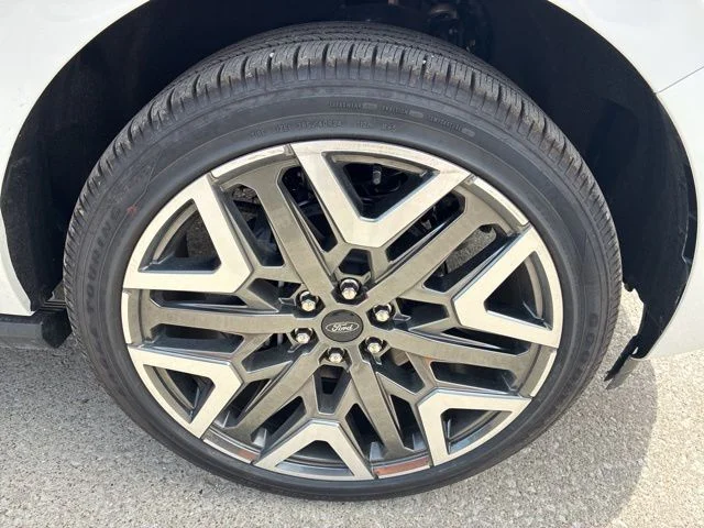 New 2026 Star White Metallic Tri-Coat Ford Platinum® image 14