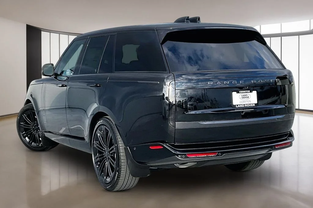 New 2026 Santorini Black LAND ROVER SE image 3