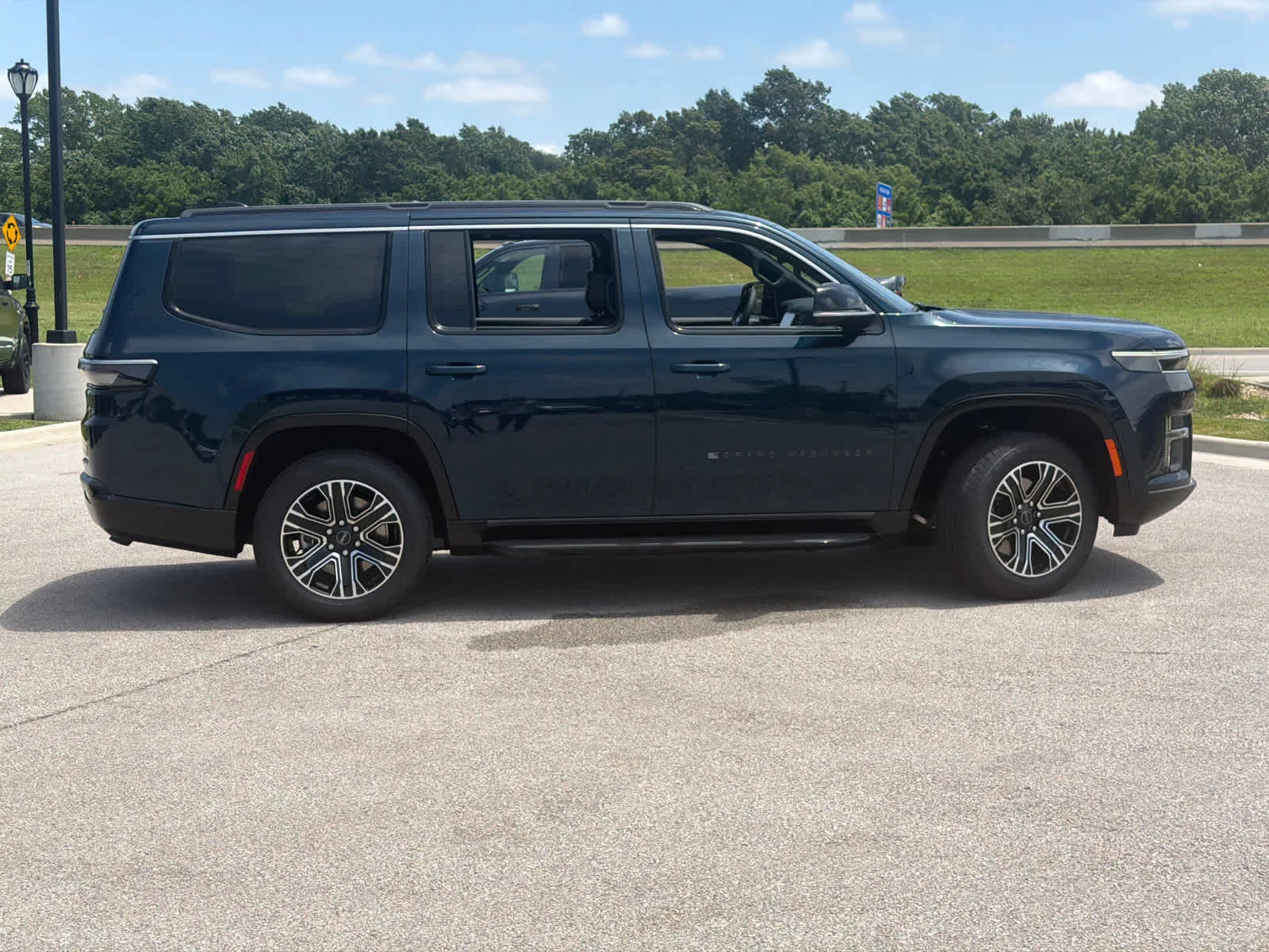 New 2026 Fathom Blue Pearl-Coat Exterior Paint (Late Availability) Jeep  image 10