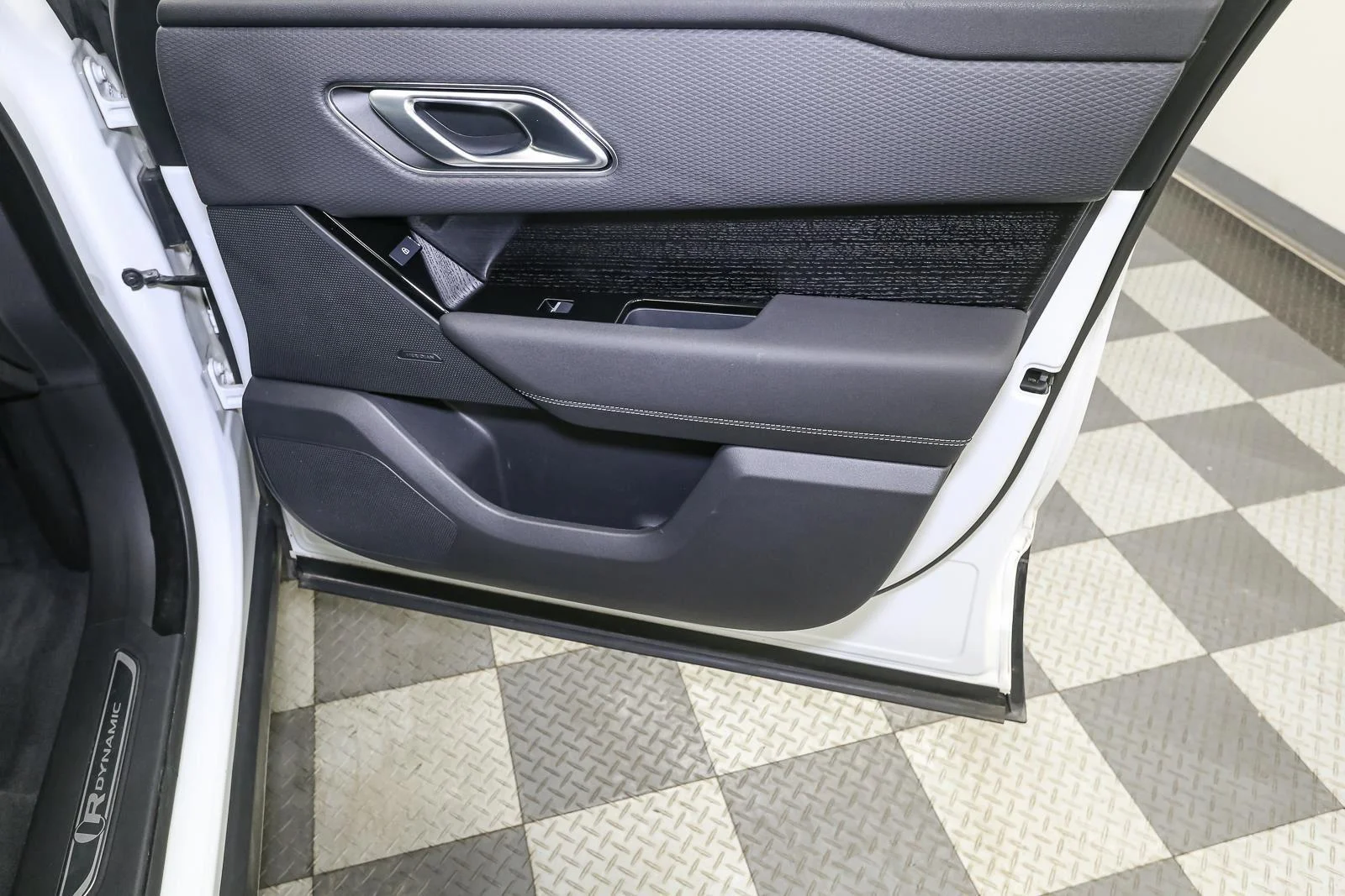 Used 2023 Fuji White Land Rover R-Dynamic S image 21
