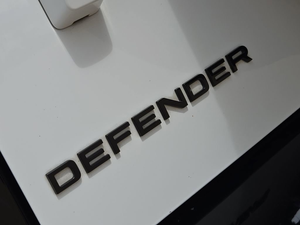Used 2024 White Land Rover X-Dynamic SE image 31