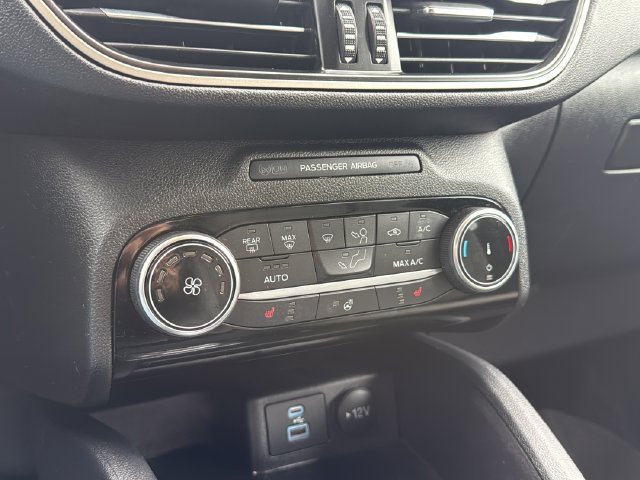 Used 2022 Silver Ford SE image 17