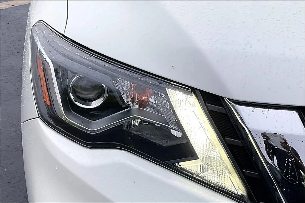 Used 2018 White Nissan SV image 33