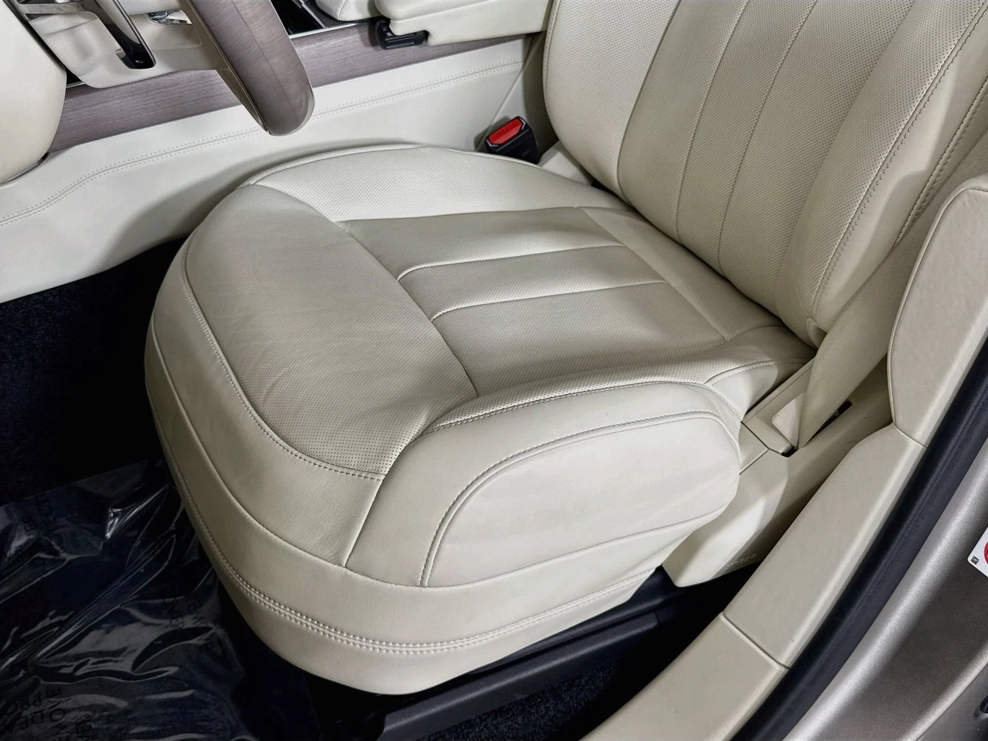 Used 2024 Batumi Gold Premium Metallic Land Rover Autobiography image 18