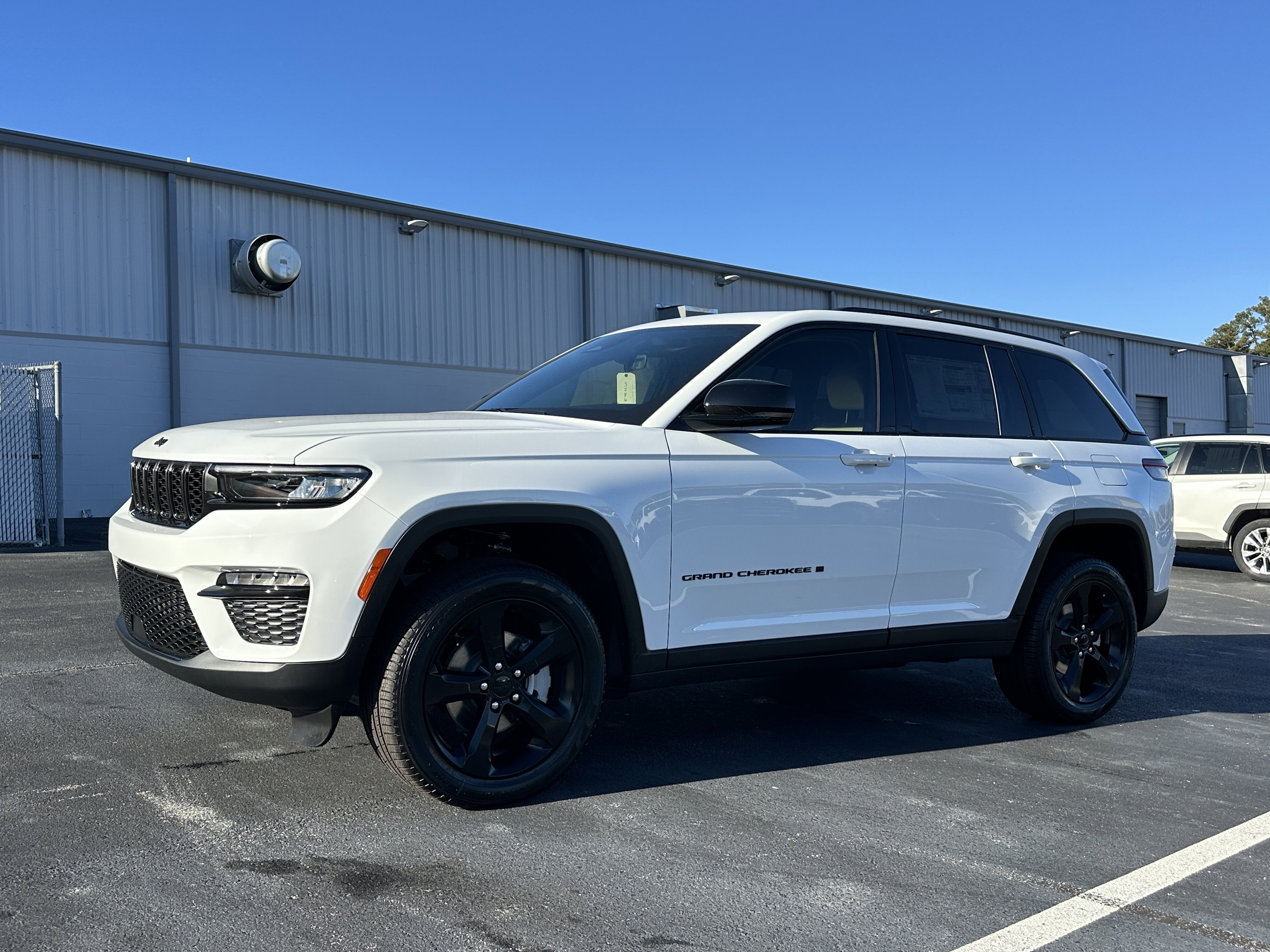 New 2025 Bright White Clear-Coat Exterior Paint Jeep Limited image 4