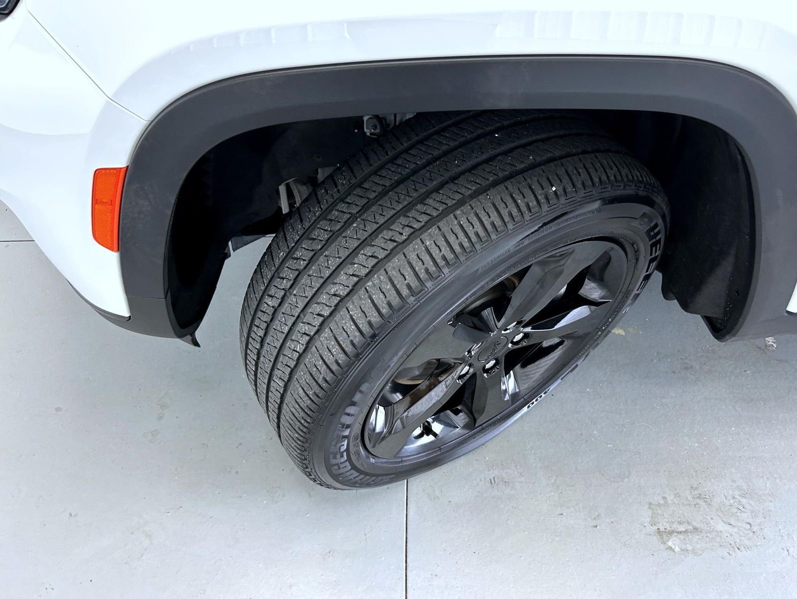 Used 2023 White Jeep Altitude image 25