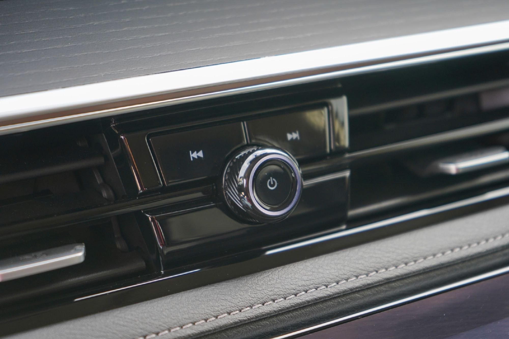 2025 INFINITI QX80 Sensory 4WD - Photo 17