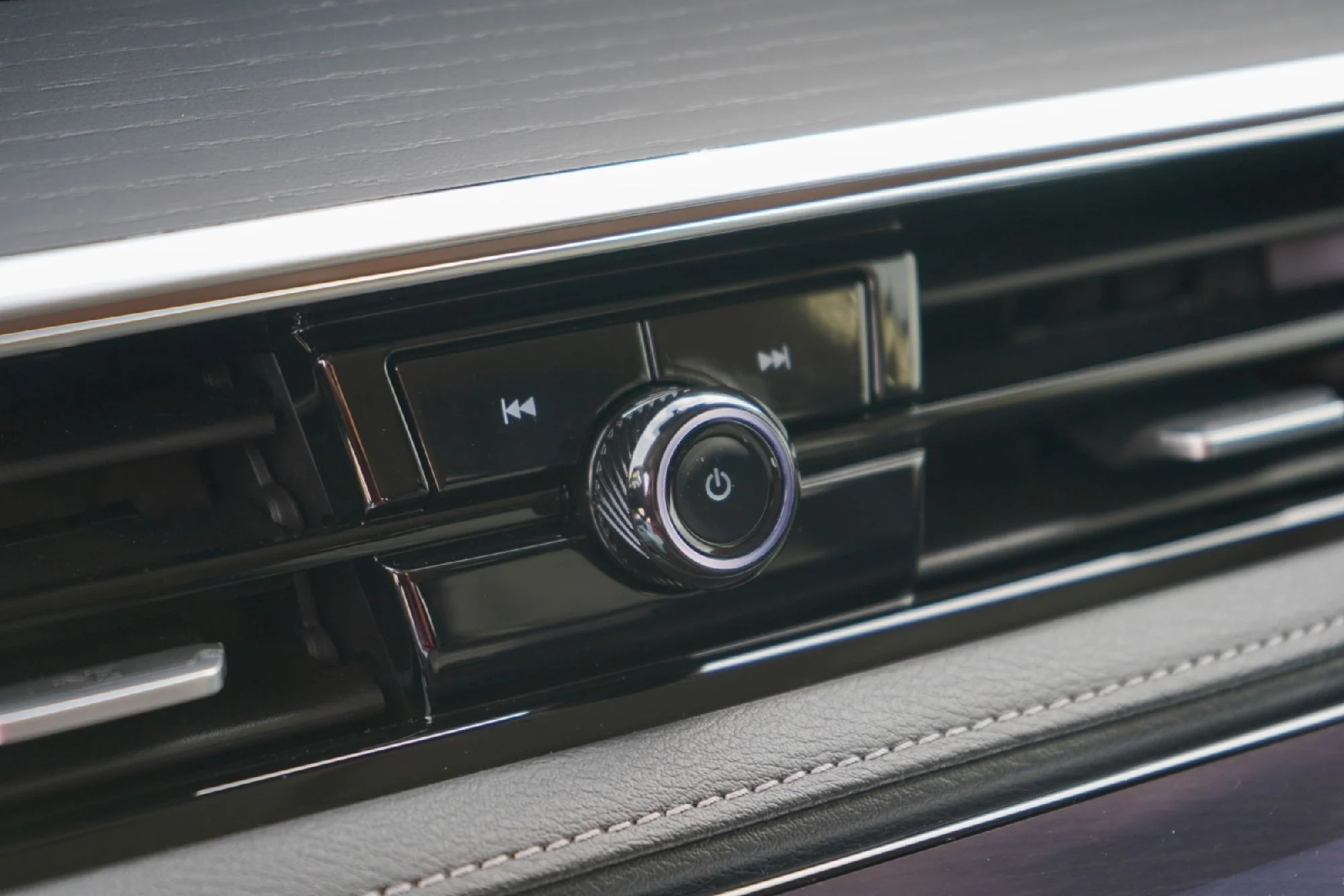 2025 INFINITI QX80 Sensory 4WD - Photo 17
