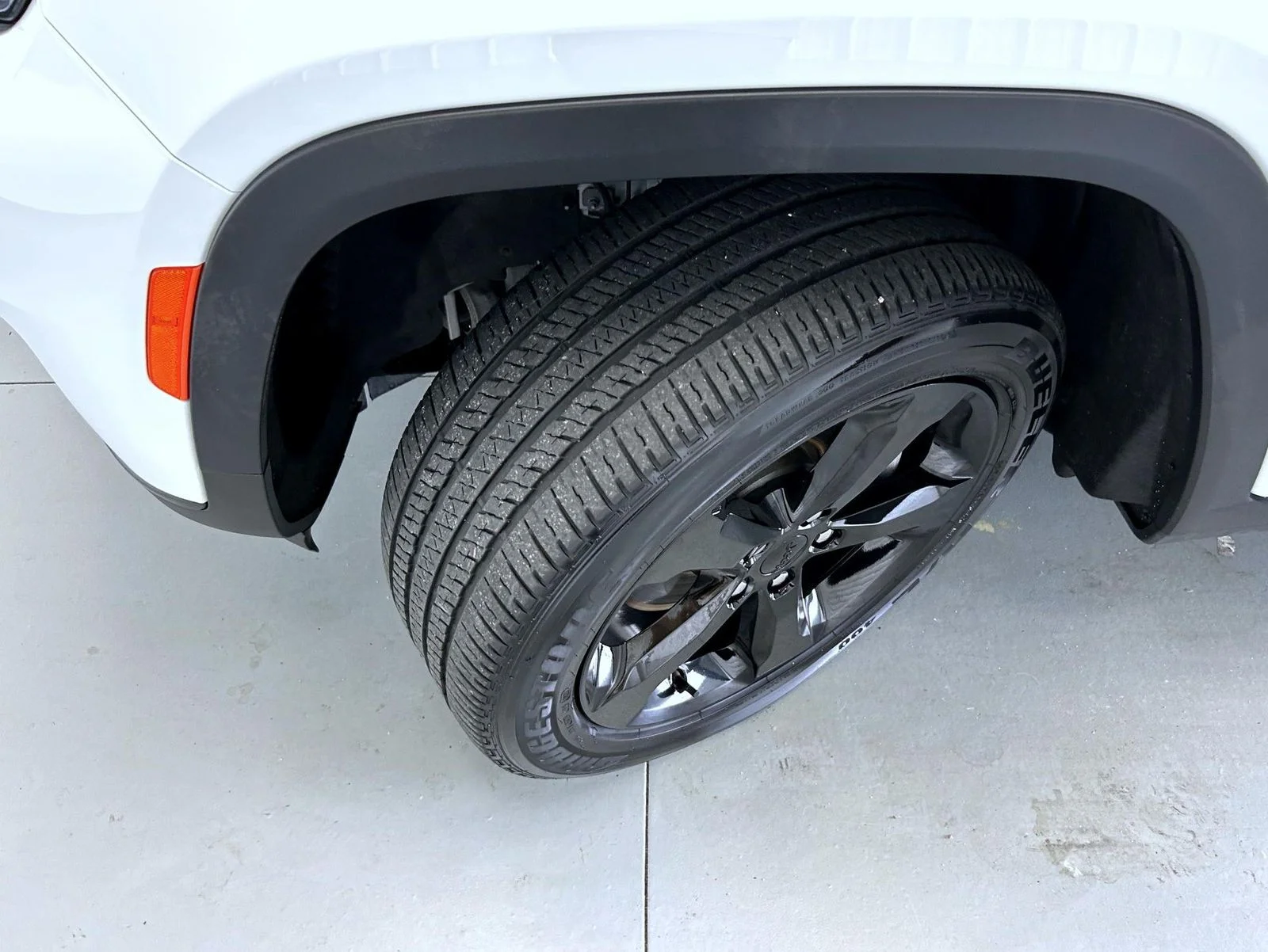 Used 2023 White Jeep Altitude image 25