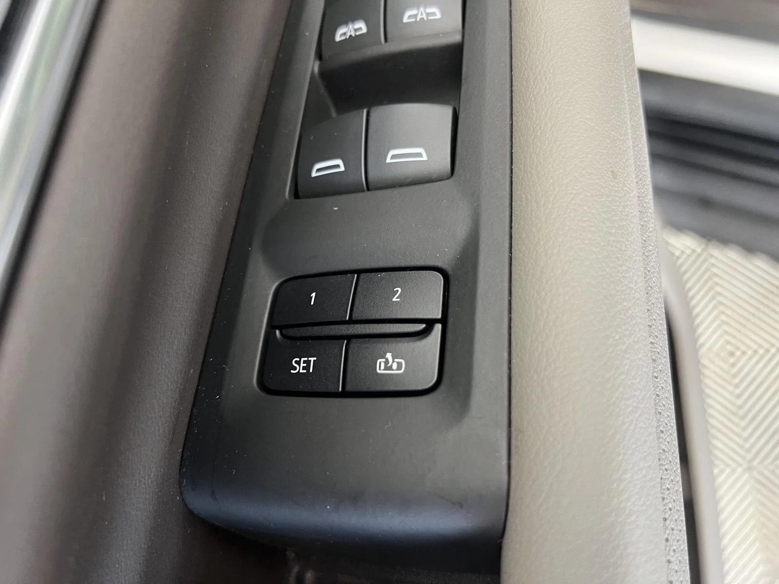 Used 2022 White Frost Tricoat GMC SLT image 11