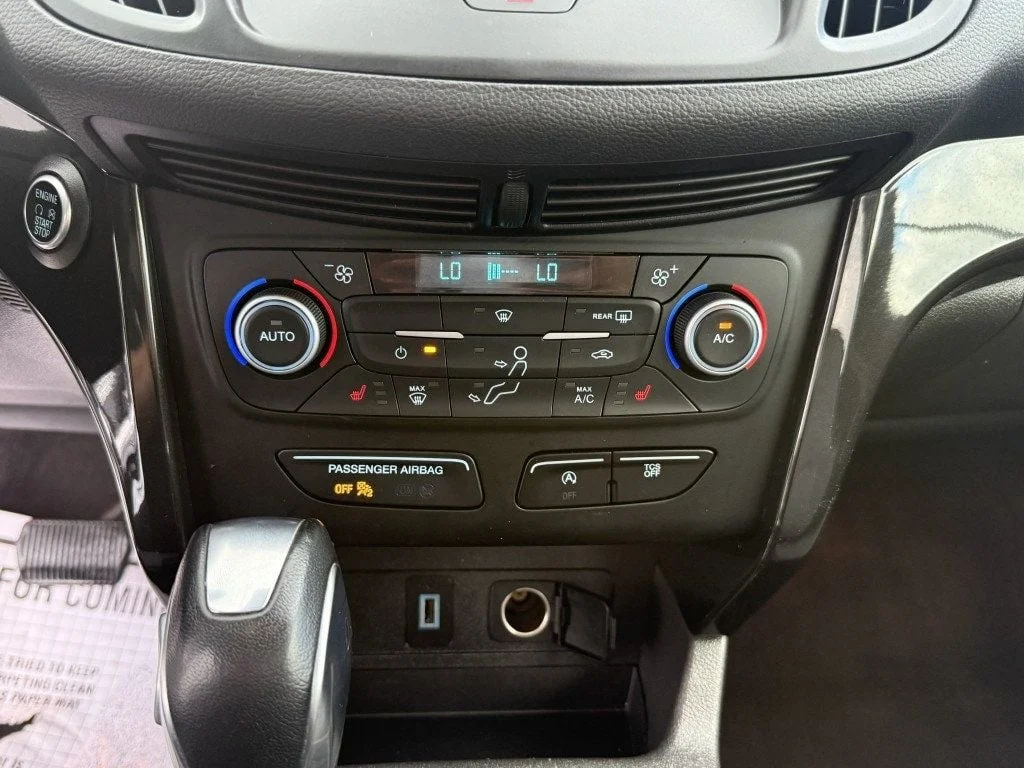 Used 2019 White Platinum Metallic Tri-Coat Ford SE FWD image 18