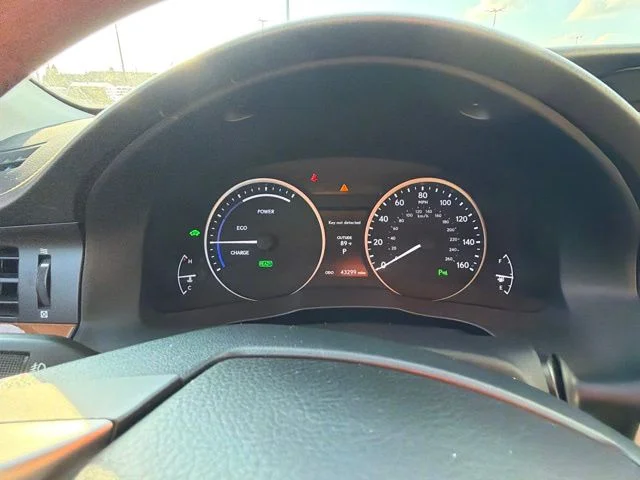 Used 2015 Red Lexus 300h image 10